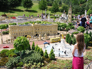 [London Scene - Buckingham Palace]